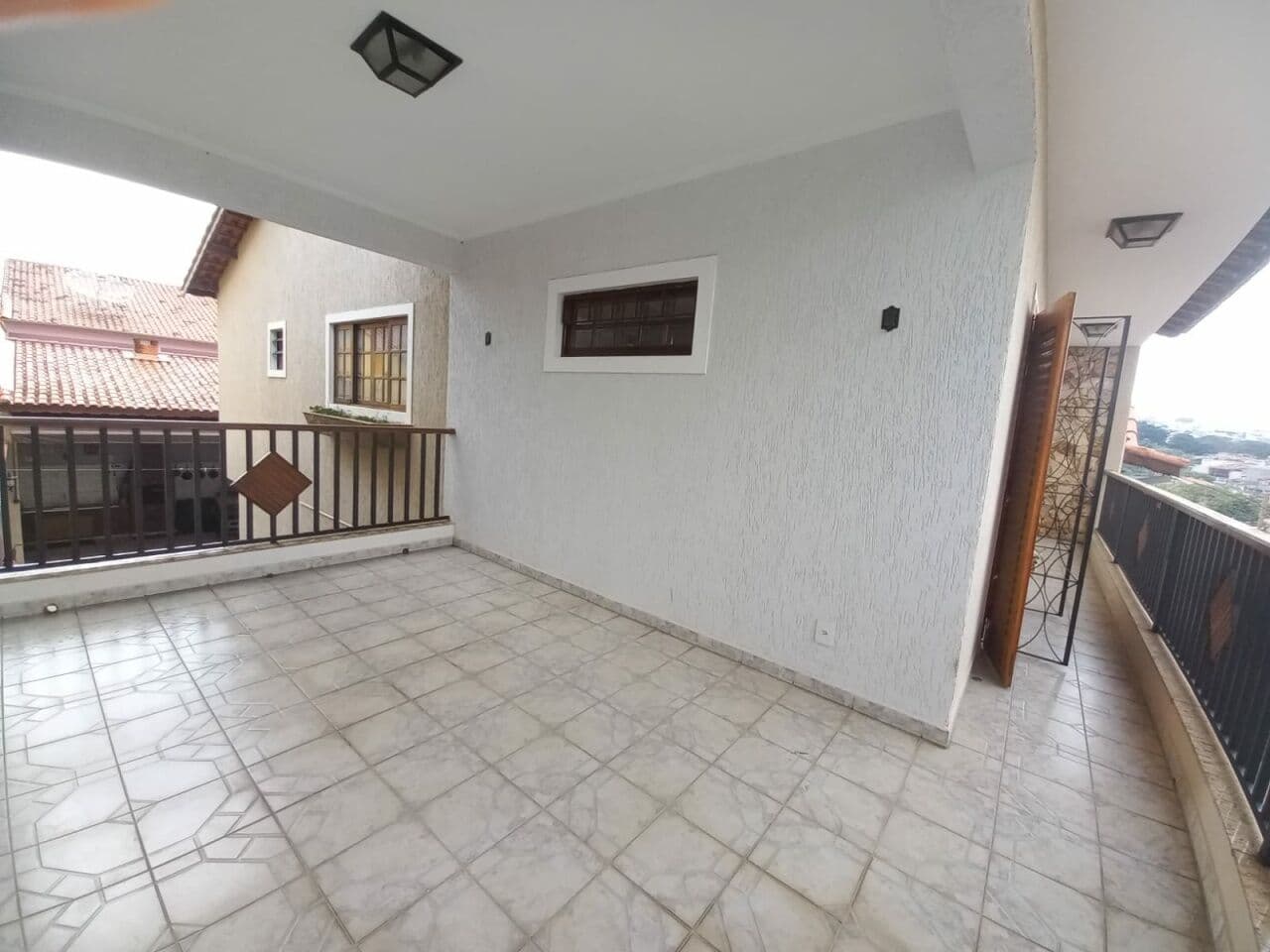 Sobrado residencial de 4 dormitórios 6 vagas 1 suite 2 salas 4 banheiros à venda - Boque Maia