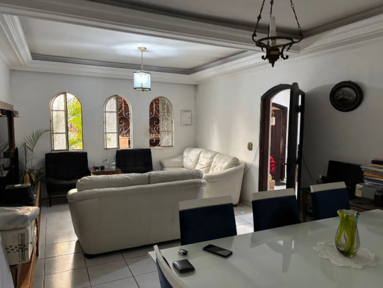 Casa térrea de 4 dormitórios (3 suítes) e 6 vagas - Cocaia